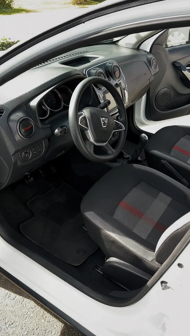 Poste de conduite d'une Dacia Sandero après un nettoyage PureCare Deluxe à Trentemoult, Rezé