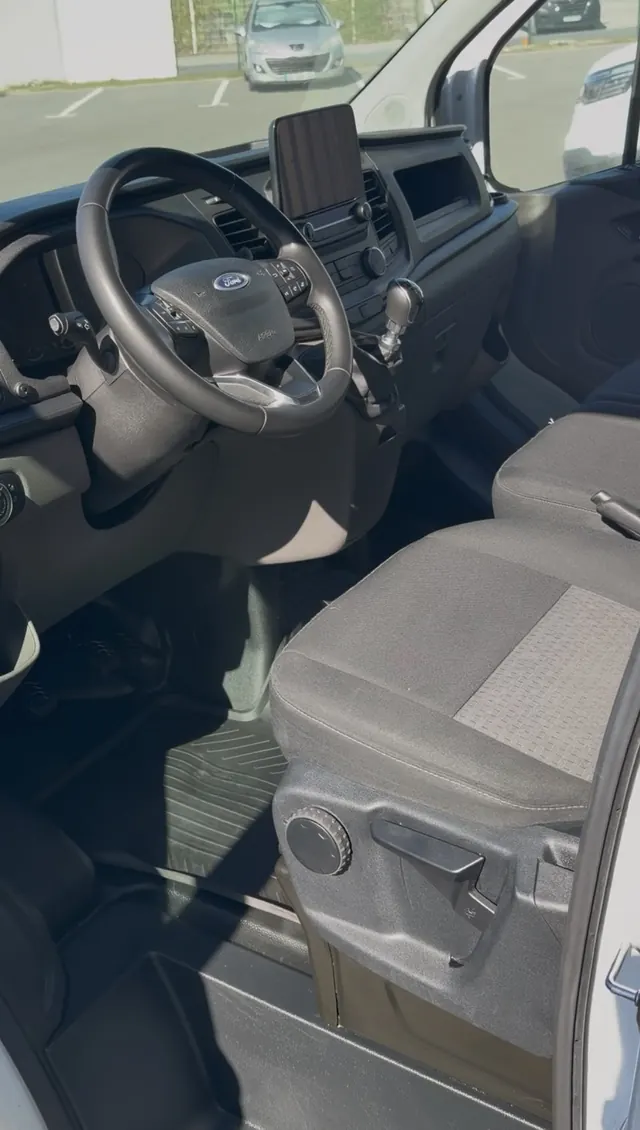 Poste de conduite d'un Ford Transit après un nettoyage PureCare Deluxe aux Sorinières