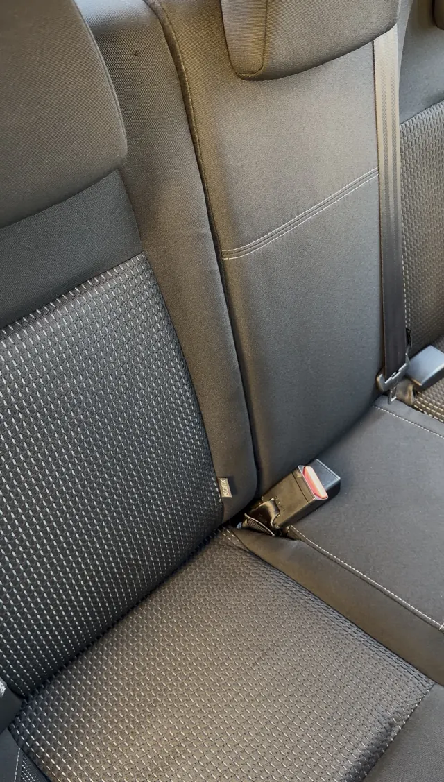 Banquette d'une Peugeot 208 après le traitement des moisissures et un nettoyage PureCare Deluxe à Saint-Philbert-de-Grand-Lieu