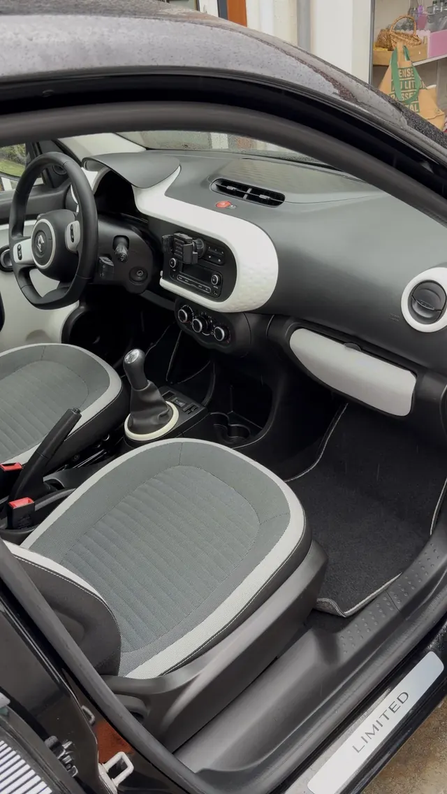 Côté passager d'une Renault Twingo après un nettoyage PureCare Deluxe à Rezé