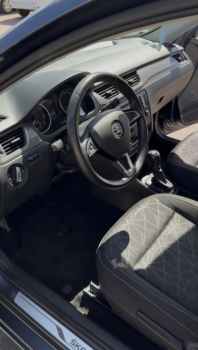 Poste de conduite d'une Skoda Fabia après un nettoyage PureCare Deluxe à Basse-Goulaine