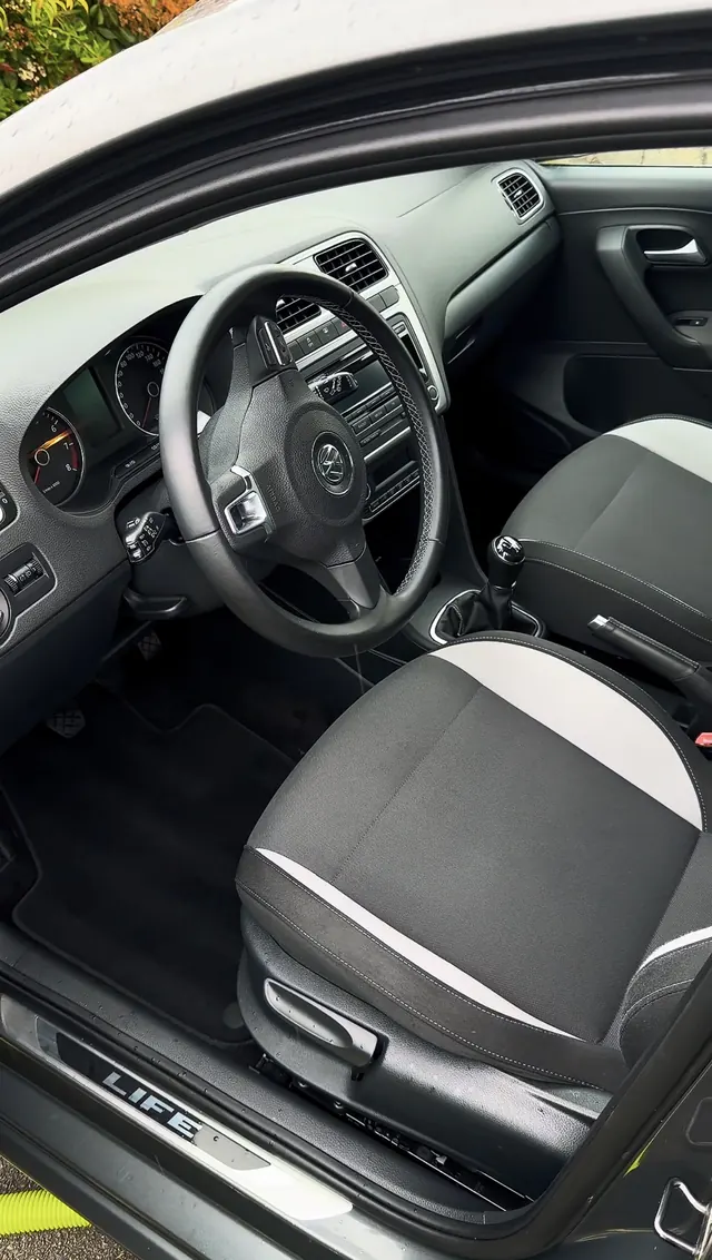Poste de conduite d'une Volkswagen Polo après un nettoyage PureCare Deluxe à Vertou