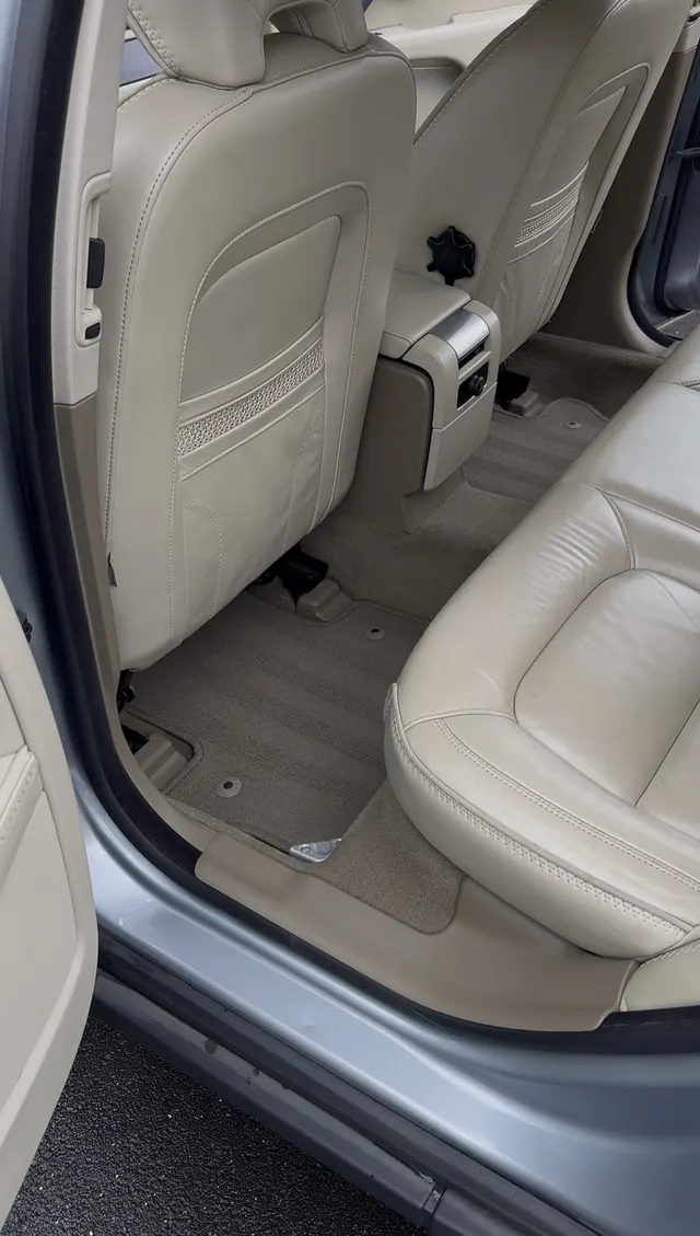 Places arrière d'une Volvo V60 après un nettoyage PureCare Deluxe à Rezé
