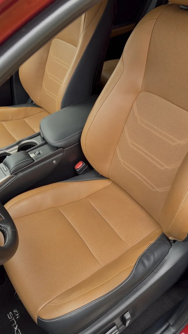 Sièges en cuir d'un Lexus NX 300h après un nettoyage PureCare Deluxe à Bouguenais